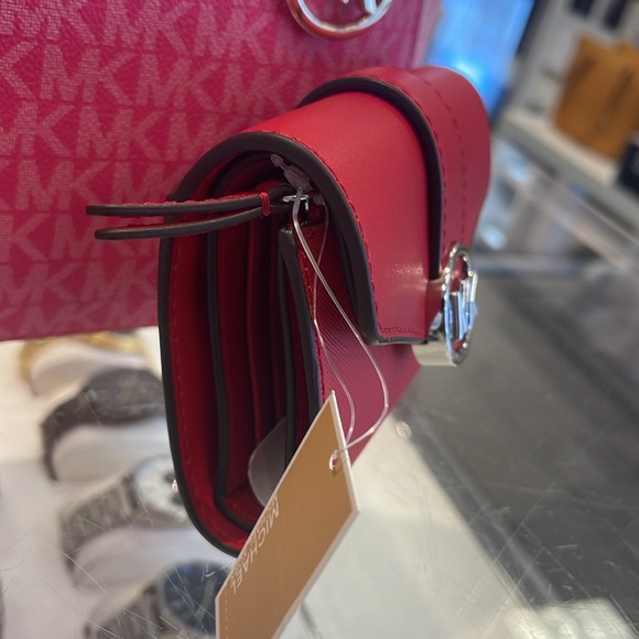 MICHAEL KORS
Carmen Medium Faux Leather Wallet
Bright Red
NWT - Picture 3 of 16